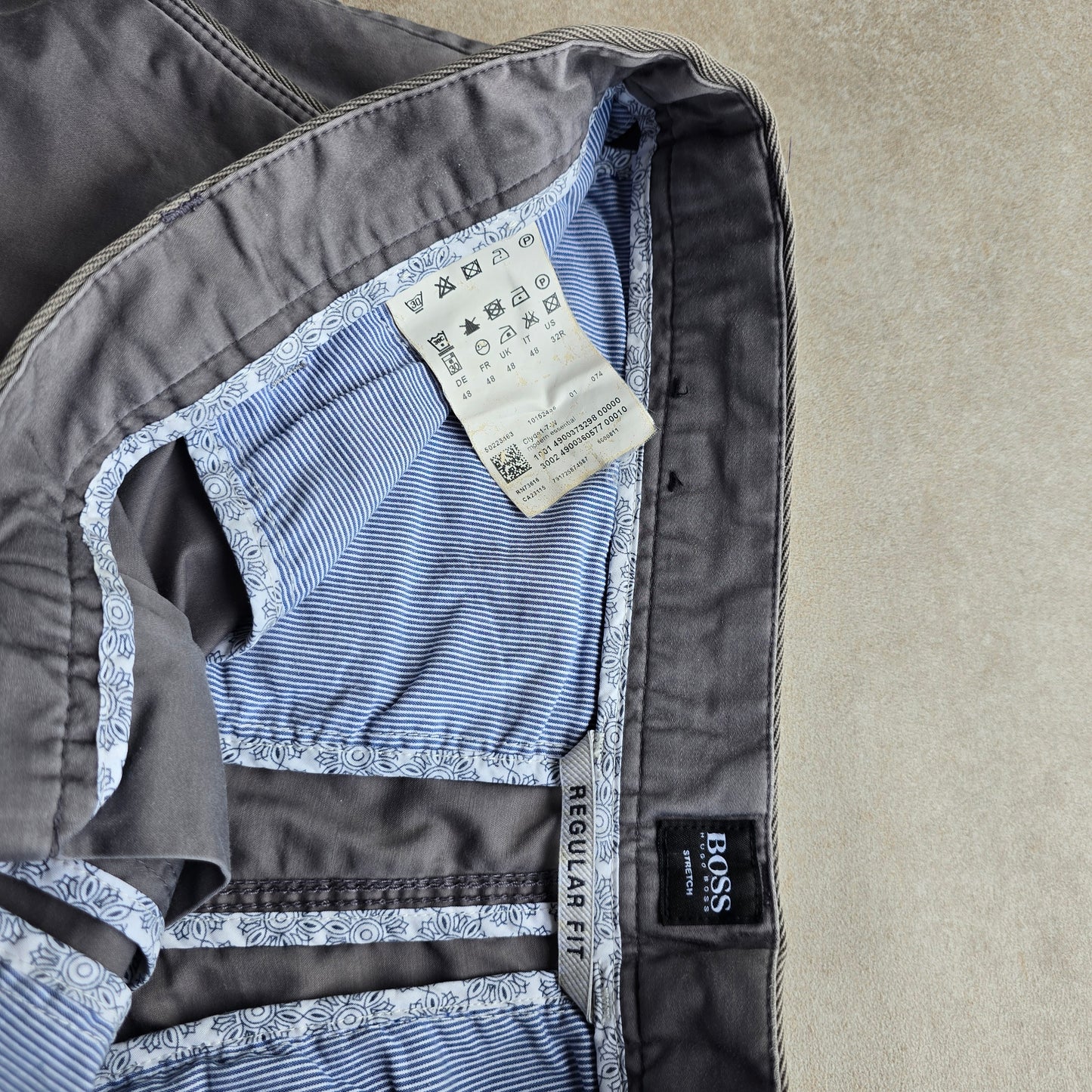 Hugo Boss Shorts - 32