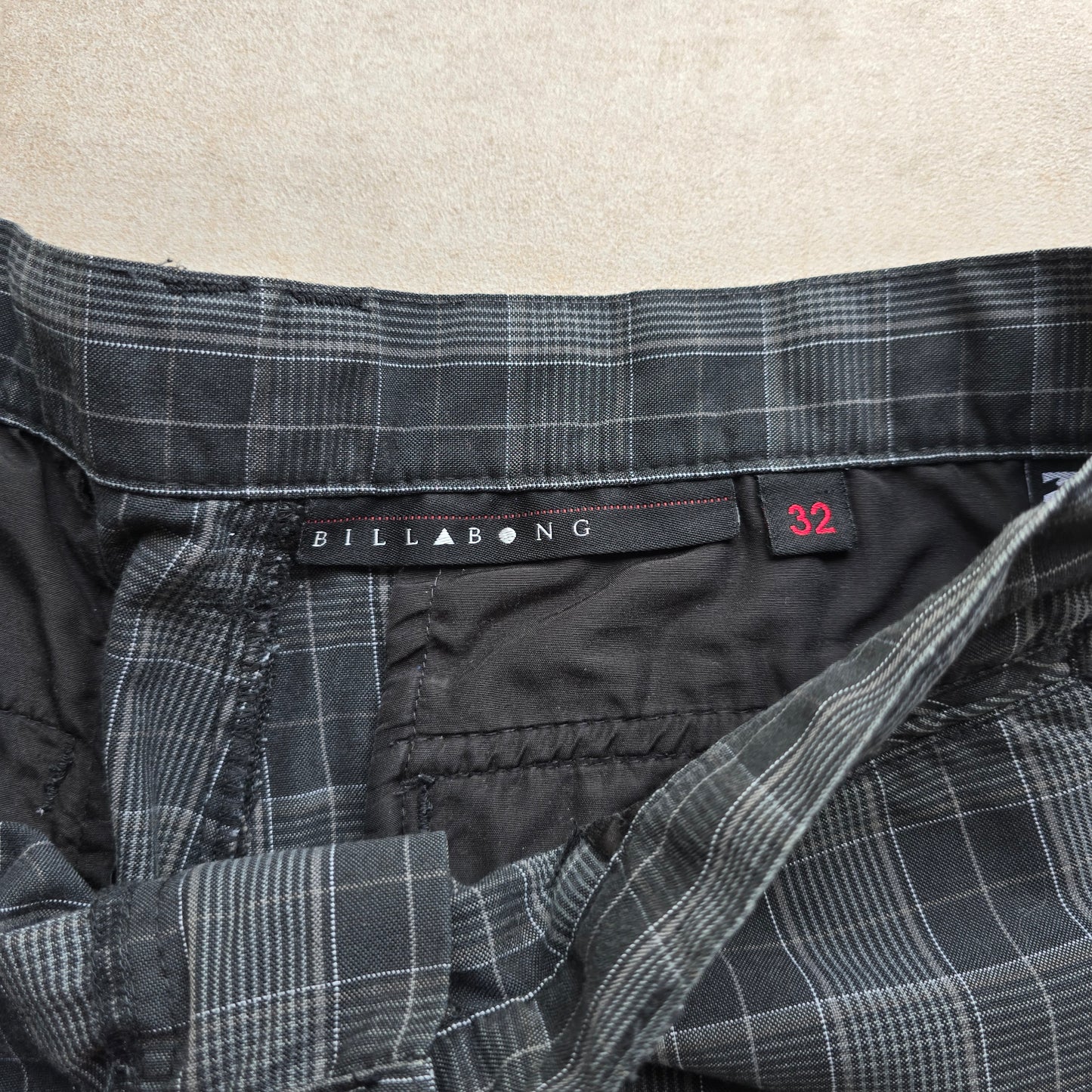 Billabong Plaid Shorts - 32