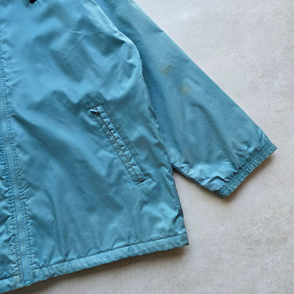DEEP VINTAGE 90s Nike blue zip-up jacket with side pockets and visible sleeve marks