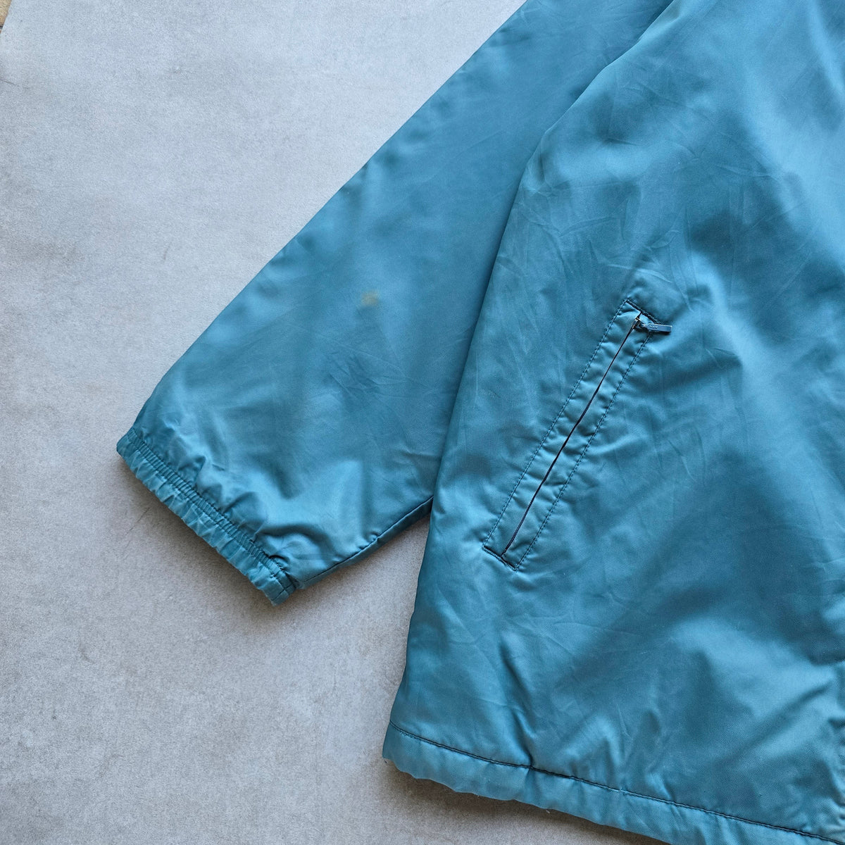 DEEP VINTAGE blue 90s Nike jacket sleeve detail showing fabric texture and pocket